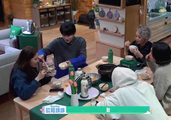 朱丹重男轻女惹争议！让弟弟吃鸡腿惹怒网友，节目组都不敢放正片