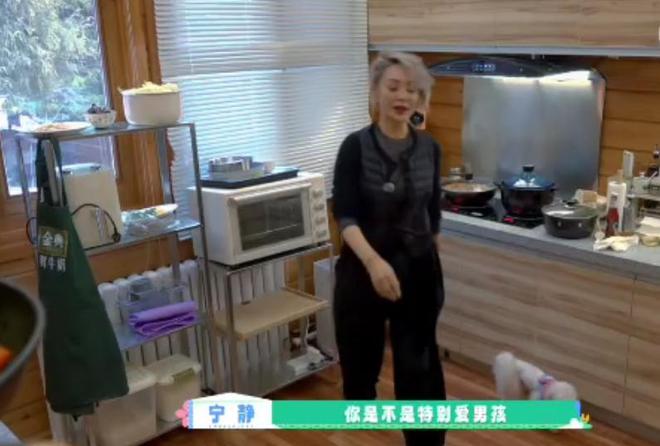 朱丹重男轻女惹争议！让弟弟吃鸡腿惹怒网友，节目组都不敢放正片