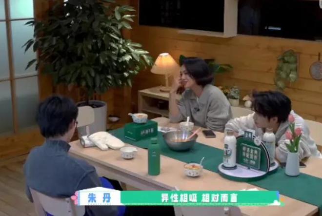 朱丹重男轻女惹争议！让弟弟吃鸡腿惹怒网友，节目组都不敢放正片