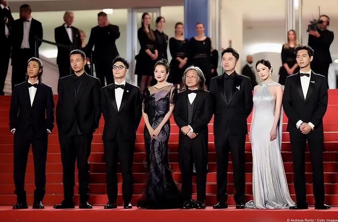 杨幂“上春山”风波发酵！被扒穿三手高定，反向宣传电影惹不满