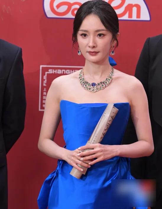 杨幂“上春山”风波发酵！被扒穿三手高定，反向宣传电影惹不满