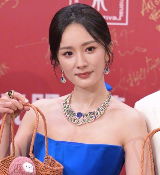 杨幂“上春山”风波发酵！被扒穿三手高定，反向宣传电影惹不满