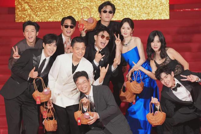 上影节红毯展露众星高情商：杨幂干脆走在后排，王俊凯不敢站C位