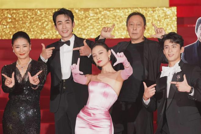 上影节红毯展露众星高情商：杨幂干脆走在后排，王俊凯不敢站C位