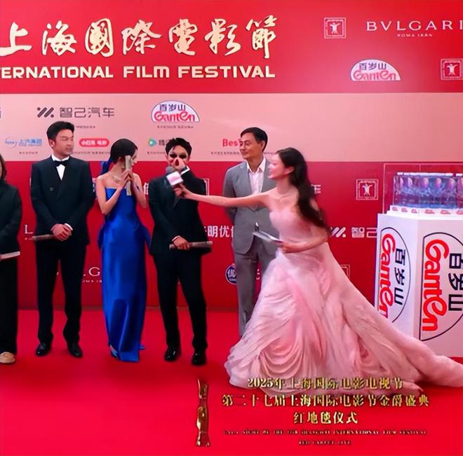 上影节红毯展露众星高情商：杨幂干脆走在后排，王俊凯不敢站C位