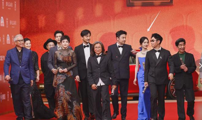 上影节红毯展露众星高情商：杨幂干脆走在后排，王俊凯不敢站C位