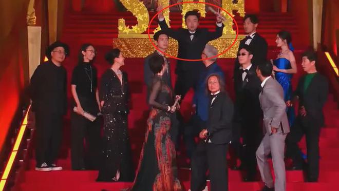 上影节红毯展露众星高情商：杨幂干脆走在后排，王俊凯不敢站C位