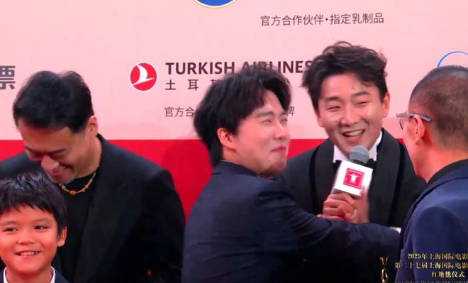 上影节红毯展露众星高情商：杨幂干脆走在后排，王俊凯不敢站C位