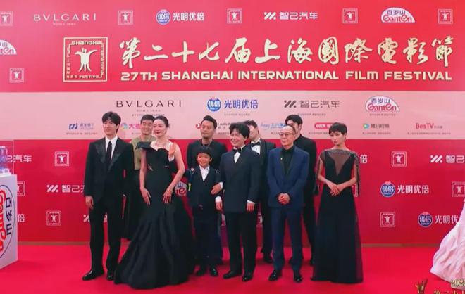 上影节红毯展露众星高情商：杨幂干脆走在后排，王俊凯不敢站C位