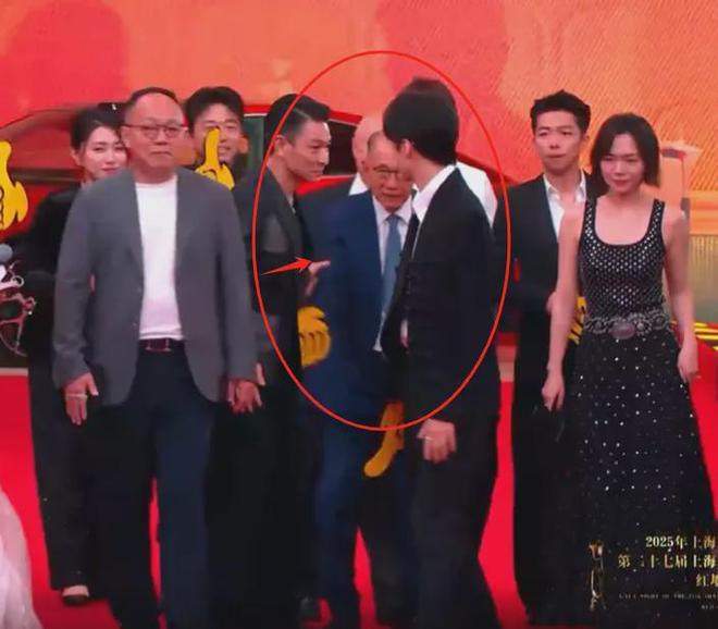 上影节红毯展露众星高情商：杨幂干脆走在后排，王俊凯不敢站C位