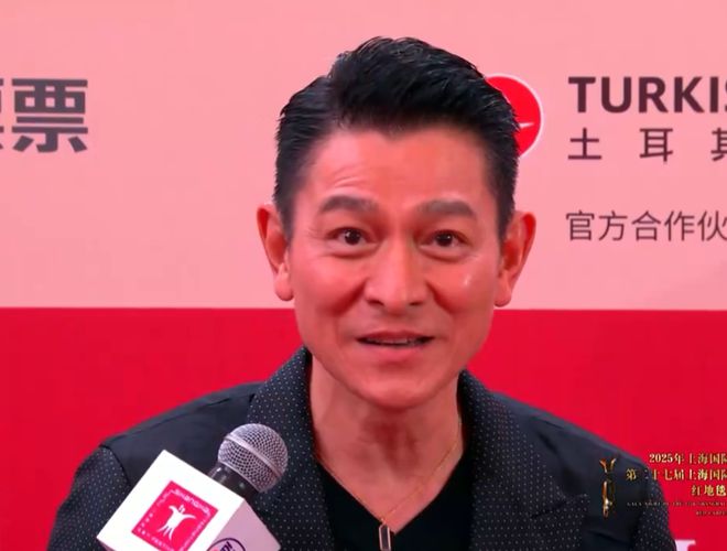 上影节红毯展露众星高情商：杨幂干脆走在后排，王俊凯不敢站C位