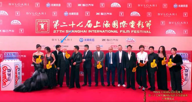 上影节红毯展露众星高情商：杨幂干脆走在后排，王俊凯不敢站C位
