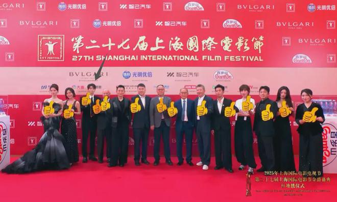 上影节红毯展露众星高情商：杨幂干脆走在后排，王俊凯不敢站C位
