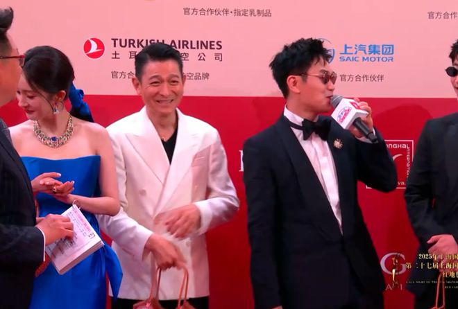 上影节红毯展露众星高情商：杨幂干脆走在后排，王俊凯不敢站C位