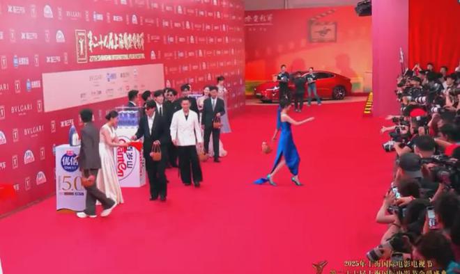 上影节红毯展露众星高情商：杨幂干脆走在后排，王俊凯不敢站C位