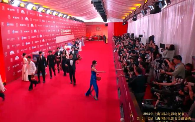 上影节红毯展露众星高情商：杨幂干脆走在后排，王俊凯不敢站C位