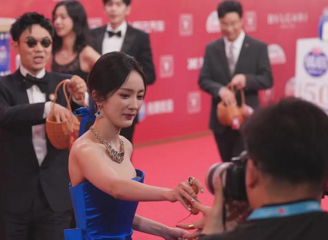 上影节红毯展露众星高情商：杨幂干脆走在后排，王俊凯不敢站C位