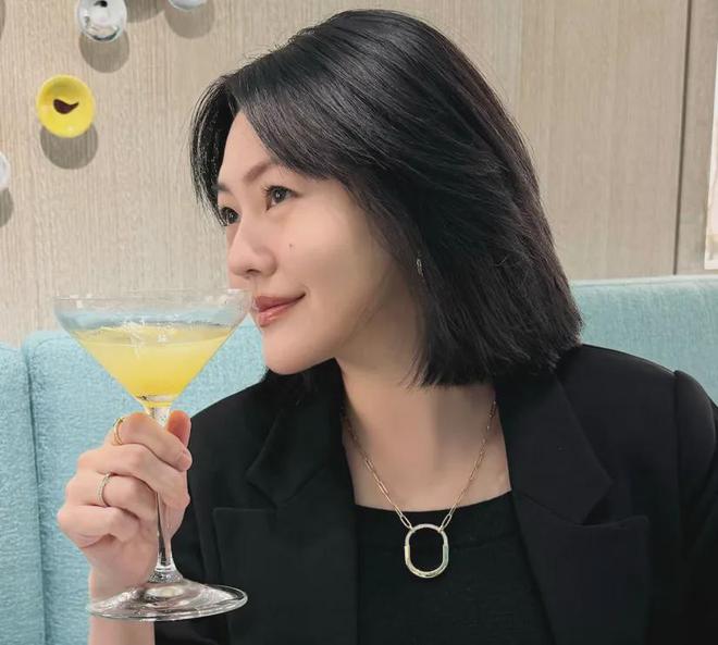 小S过生日被发现偷偷上微博，遭封杀4年了，她还关注着内地舆论