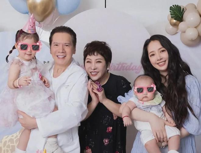 结婚第六年，郭碧婷向佐，正式解绑