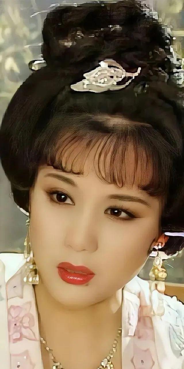 她长得太美被导演“金屋藏娇”，同居27年无名无分，最终早早离世