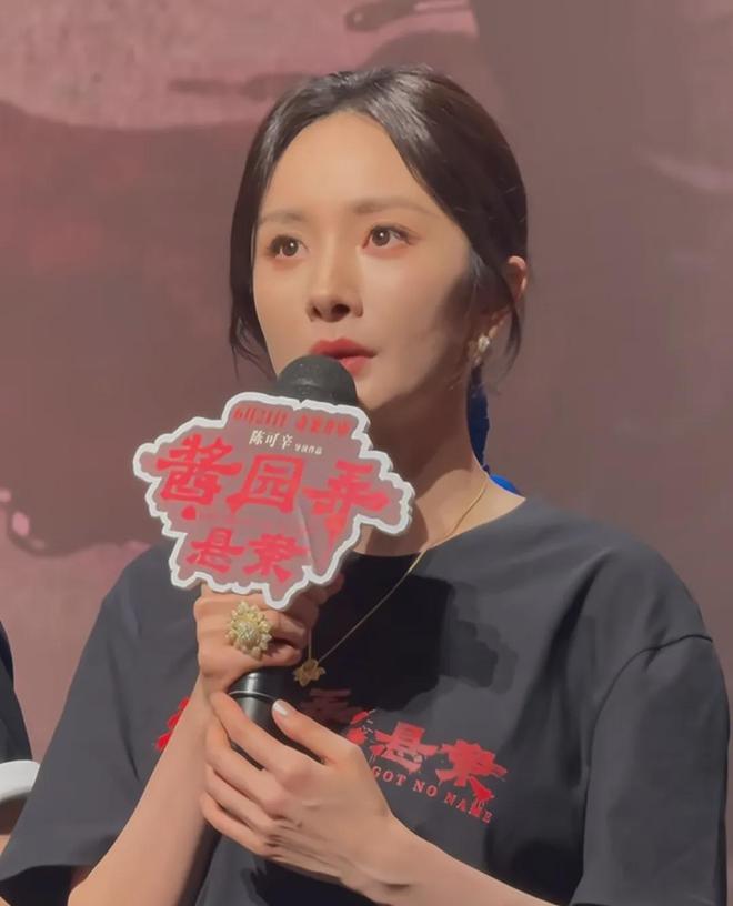 杨幂宣传《酱园弄》小心翼翼，不让粉丝尖叫，网友感慨章子怡霸道