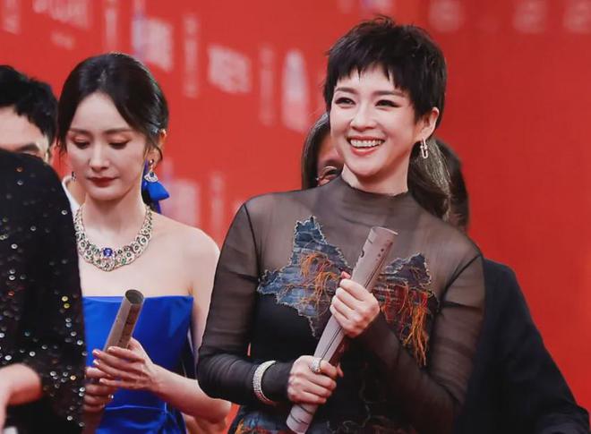 杨幂宣传《酱园弄》小心翼翼，不让粉丝尖叫，网友感慨章子怡霸道