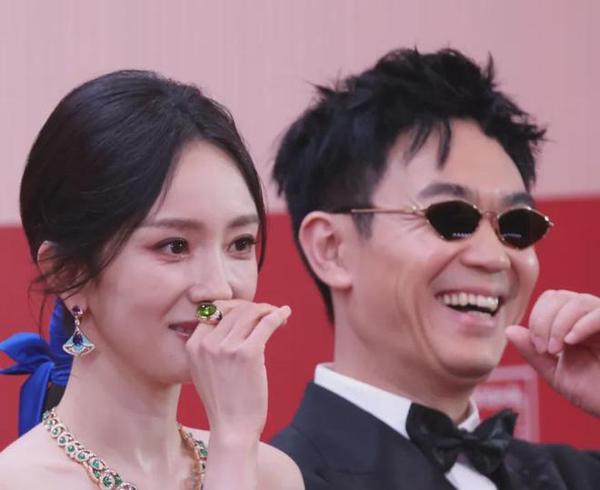 杨幂宣传《酱园弄》小心翼翼，不让粉丝尖叫，网友感慨章子怡霸道