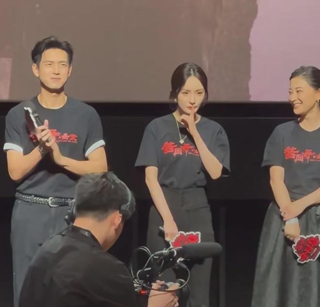 杨幂宣传《酱园弄》小心翼翼，不让粉丝尖叫，网友感慨章子怡霸道