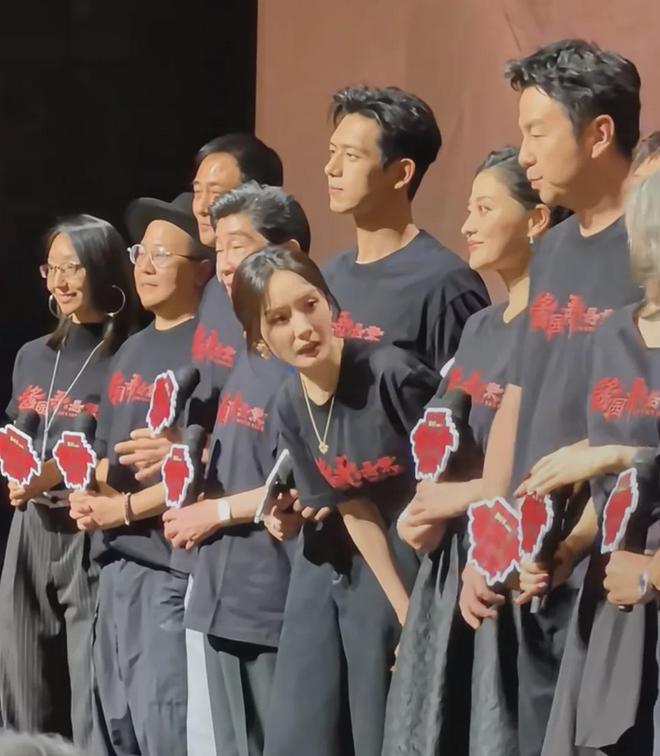 杨幂宣传《酱园弄》小心翼翼，不让粉丝尖叫，网友感慨章子怡霸道