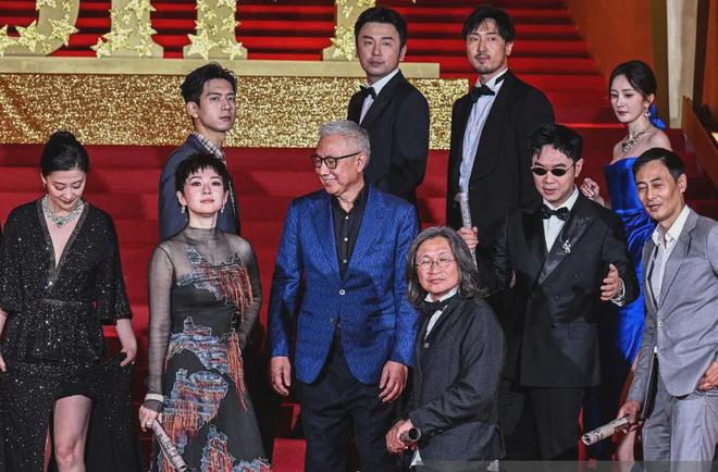 杨幂宣传《酱园弄》小心翼翼，不让粉丝尖叫，网友感慨章子怡霸道