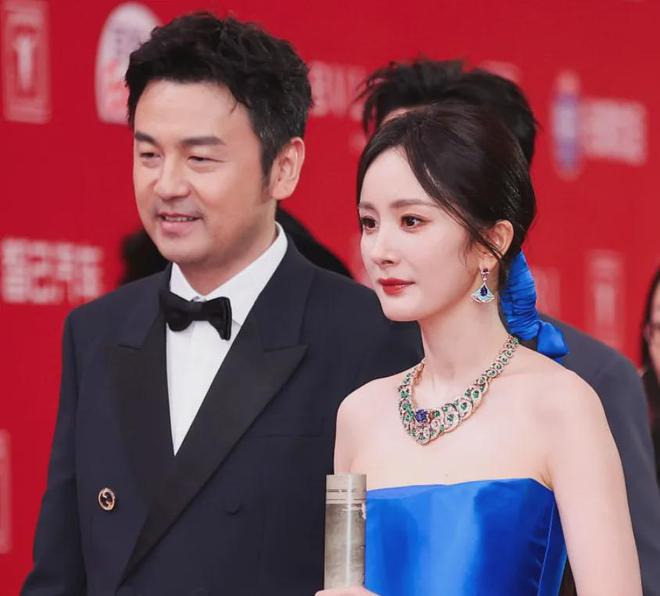 杨幂宣传《酱园弄》小心翼翼，不让粉丝尖叫，网友感慨章子怡霸道