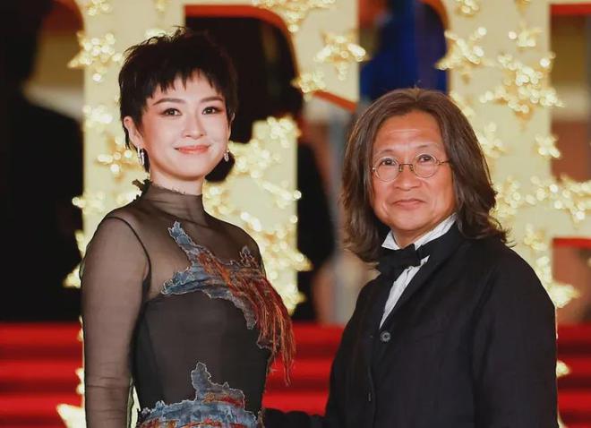 杨幂宣传《酱园弄》小心翼翼，不让粉丝尖叫，网友感慨章子怡霸道