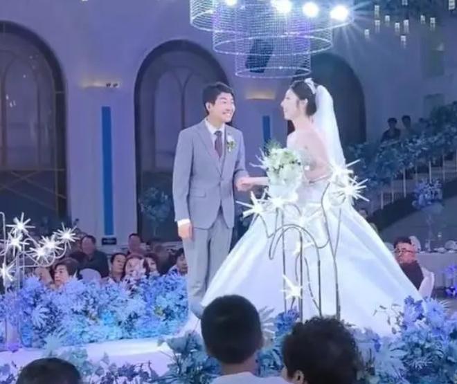 闫佩伦婚礼上热搜，娇妻是圈外人秘恋十多年，被调侃娶到白娘子