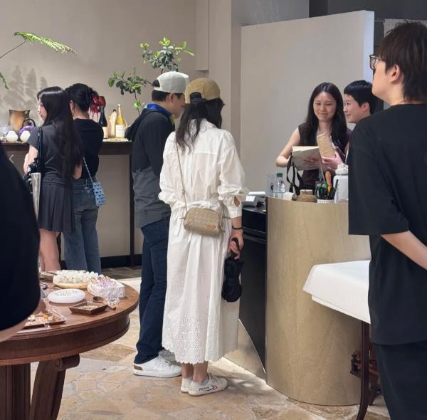 郭晶晶穿60元小白鞋逛街，便宜穿出贵气范，很像邻家大姐姐