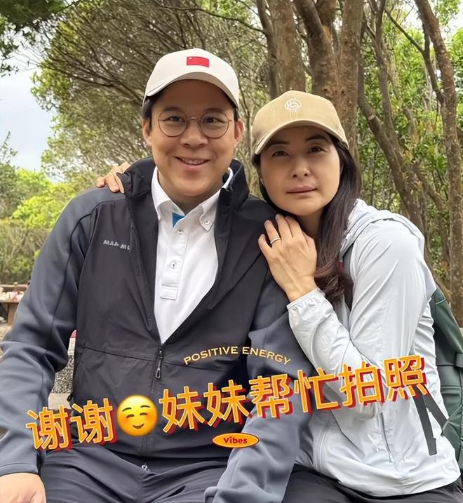 郭晶晶穿60元小白鞋逛街，便宜穿出贵气范，很像邻家大姐姐