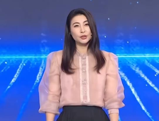 郭晶晶穿60元小白鞋逛街，便宜穿出贵气范，很像邻家大姐姐