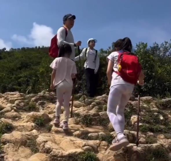 郭晶晶穿60元小白鞋逛街，便宜穿出贵气范，很像邻家大姐姐