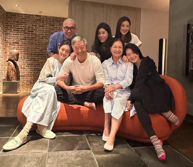 大S离世135天，S妈晒慈善照被质疑卖惨转移舆论！