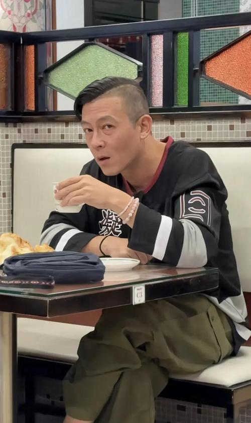陈冠希经纪人回应飞机争执，质疑空姐双标：我也是钻石卡凭啥让路