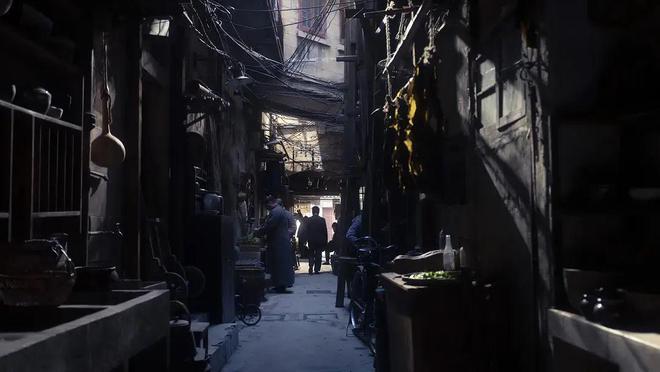 沉默之后，她举起了刀