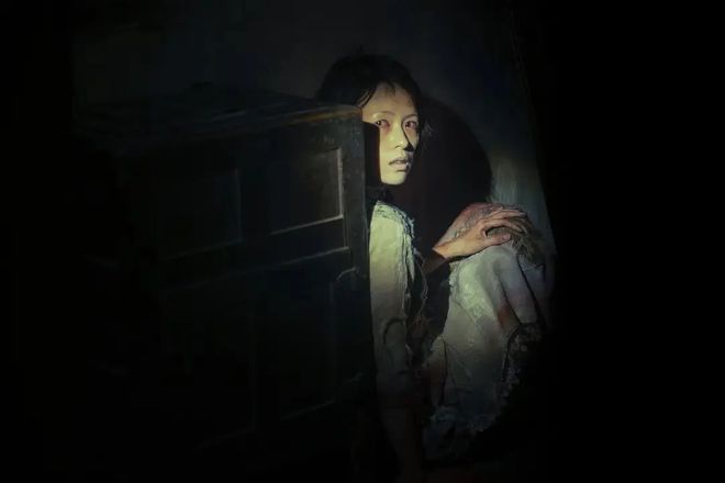 沉默之后，她举起了刀