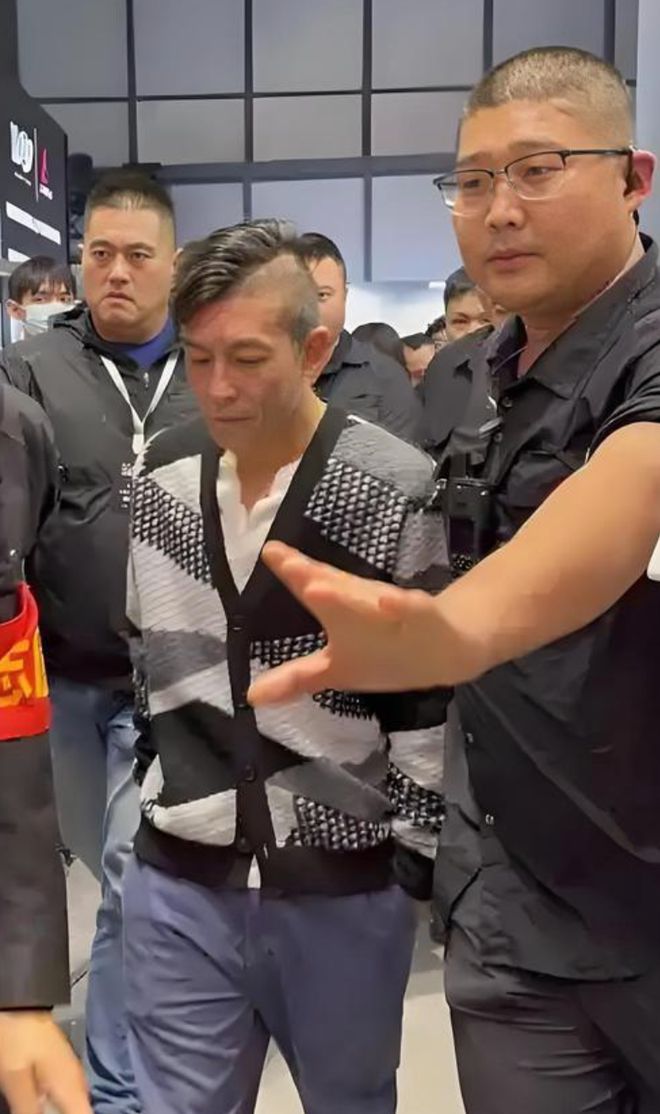 陈冠希头等舱内发飙! 怒斥机组: 凭什么日本人先下飞机?