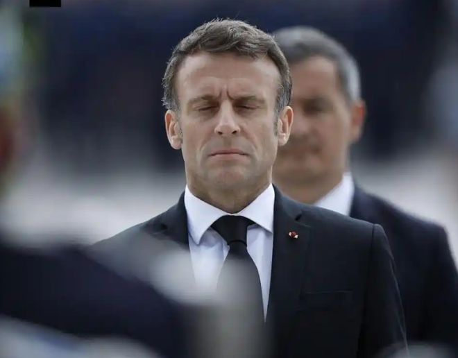 2023年，马克龙在游艇上挽着布丽吉特的脚踝不撒手，和她深情对视