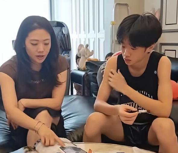 星二代杨阳洋香港上学生活费曝光，一个月3500紧巴巴，靠家教弥补