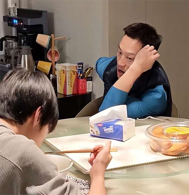 星二代杨阳洋香港上学生活费曝光，一个月3500紧巴巴，靠家教弥补