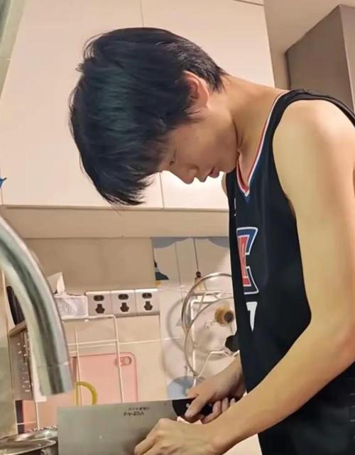 星二代杨阳洋香港上学生活费曝光，一个月3500紧巴巴，靠家教弥补
