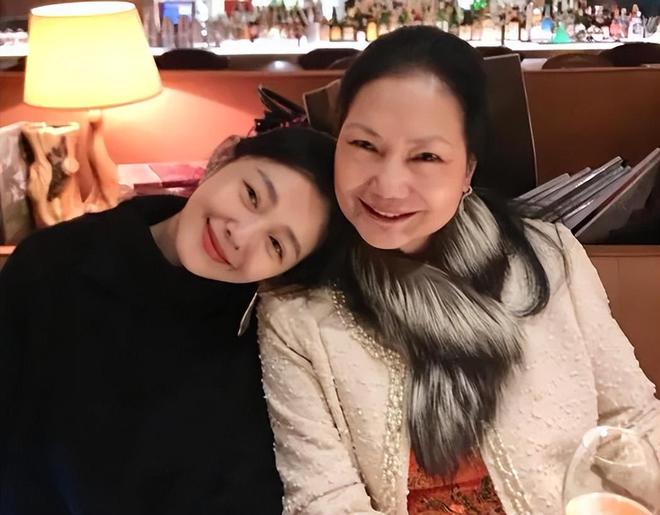 S妈又发文求说好话，不去看外孙反在意舆论，和马筱梅妈妈差距大