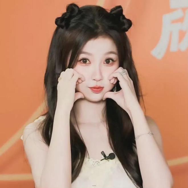 虞书欣的脸怎么了？直播时左脸出现凹陷，被网友质疑医美后遗症