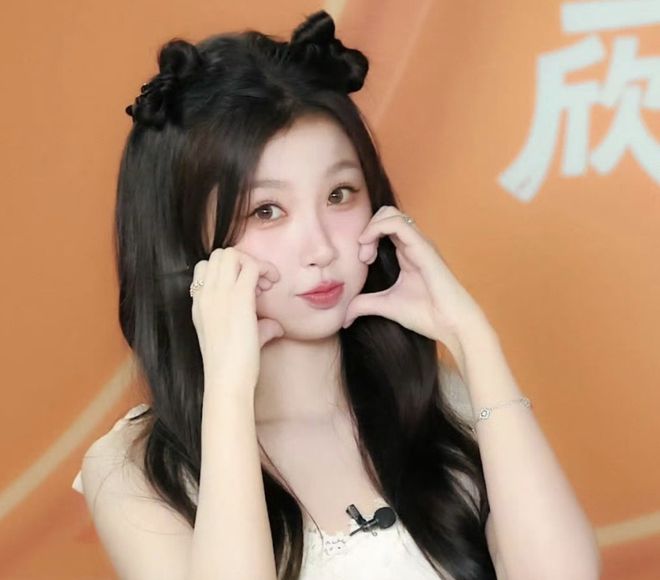 虞书欣的脸怎么了？直播时左脸出现凹陷，被网友质疑医美后遗症