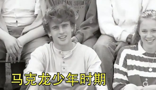 2023年，马克龙在游艇上挽着布丽吉特的脚踝不撒手，和她深情对视